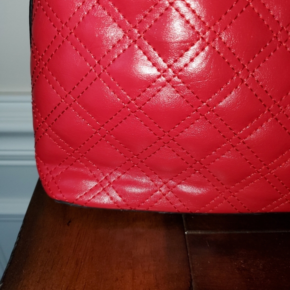 Red faux leather purse with gold hardware - Picture 4 of 4